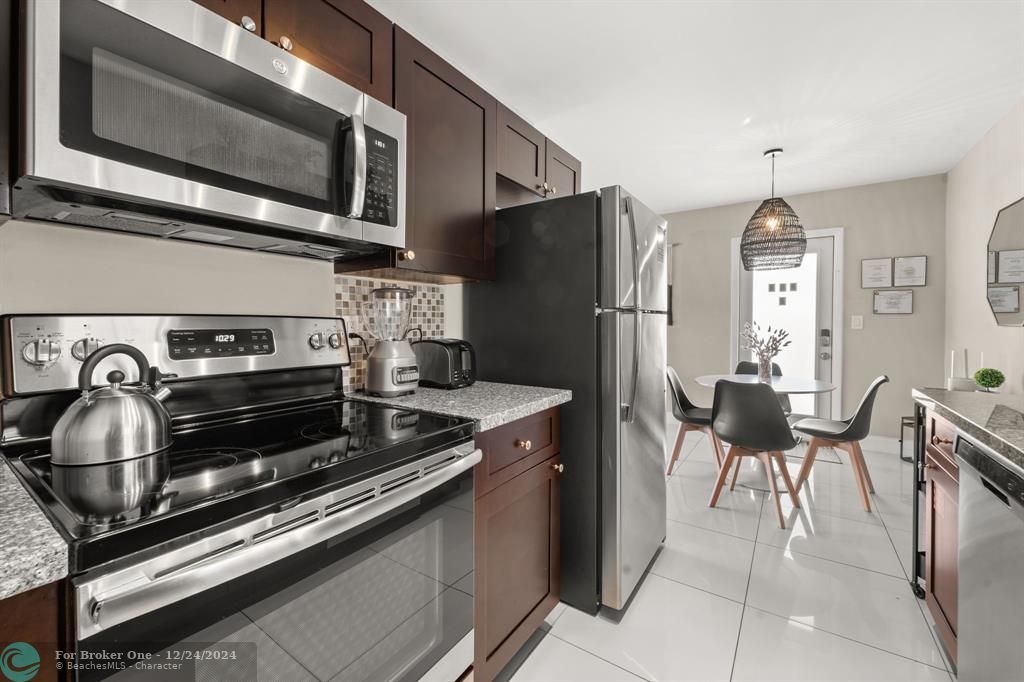 For Sale: $425,000 (2 beds, 1 baths, 1144 Square Feet)