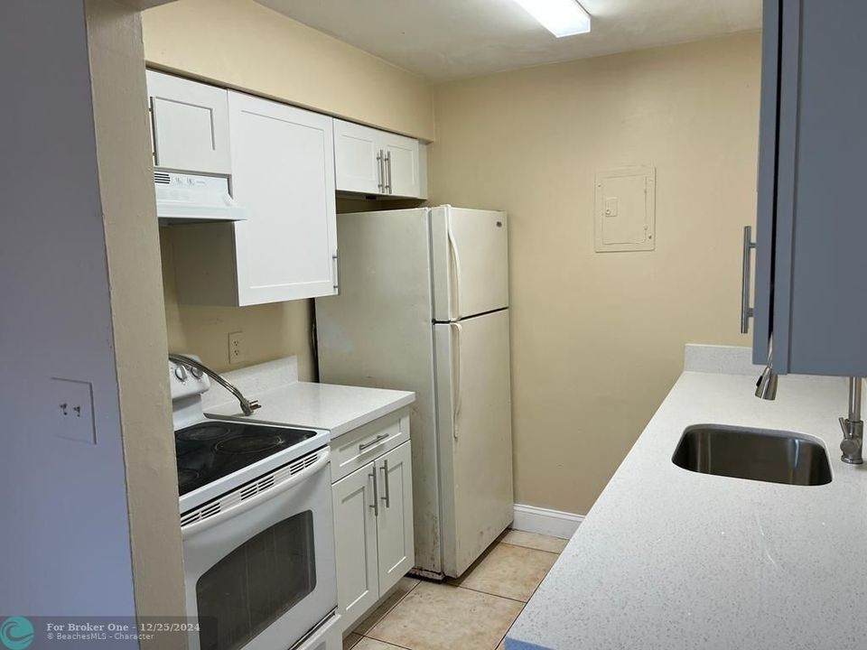 For Sale: $2,000 (2 beds, 2 baths, 3120 Square Feet)