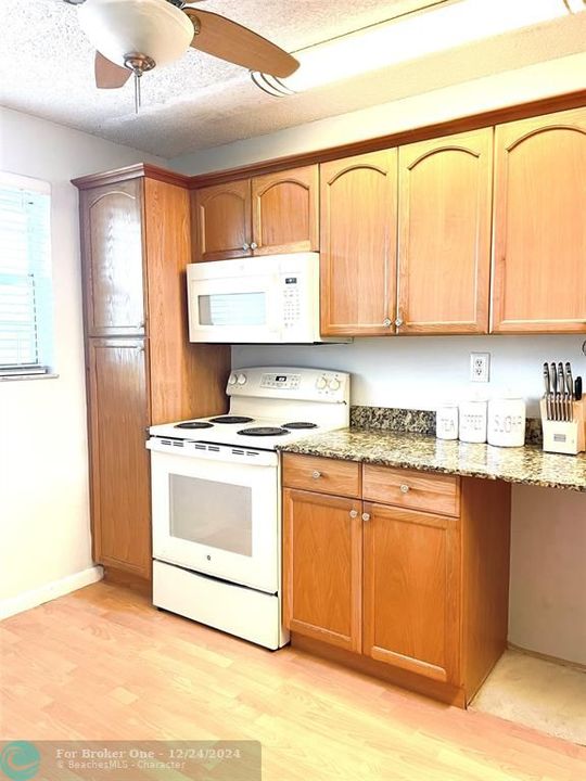 For Sale: $229,500 (2 beds, 2 baths, 1031 Square Feet)