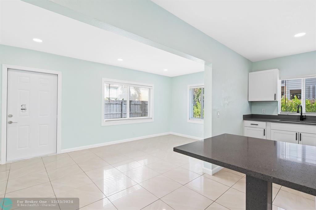 For Sale: $2,700 (2 beds, 2 baths, 838 Square Feet)