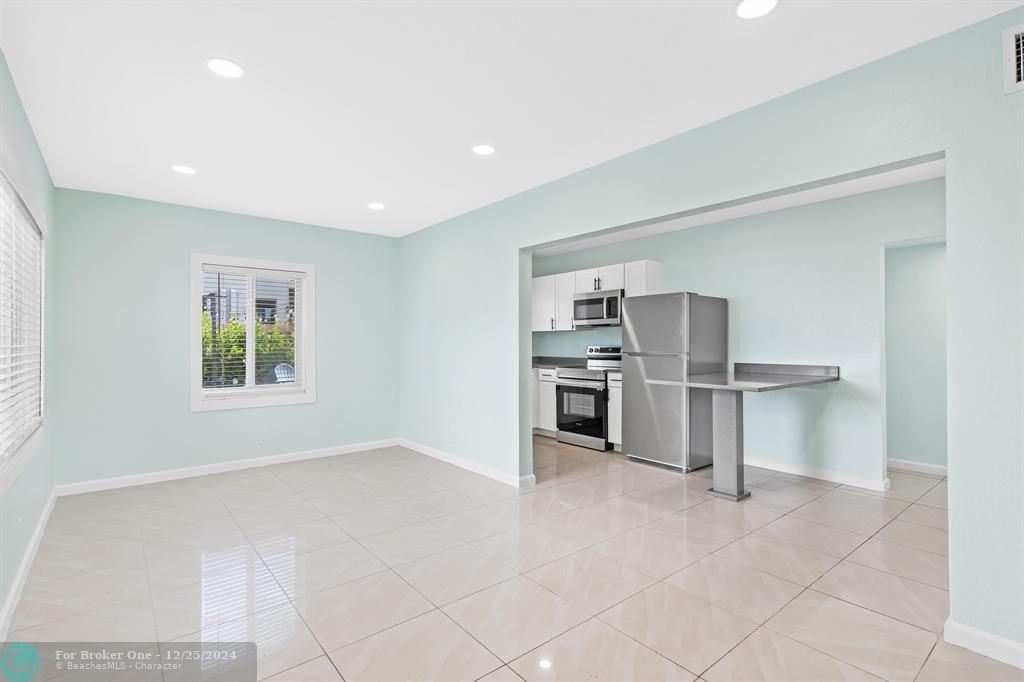 For Sale: $2,700 (2 beds, 2 baths, 838 Square Feet)