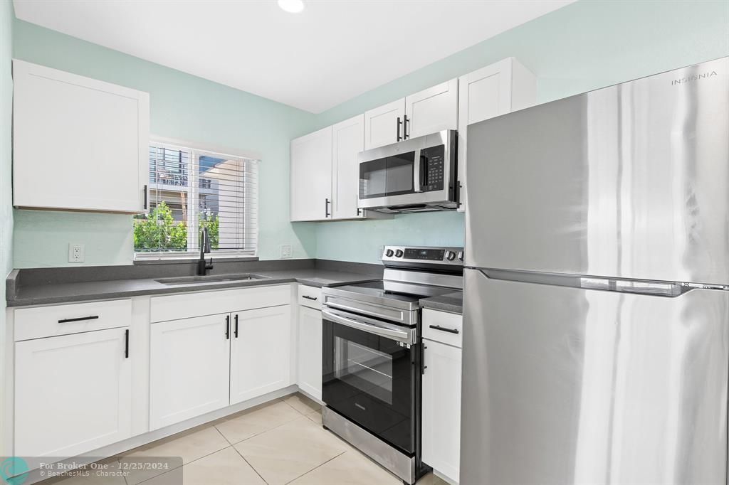 For Sale: $2,700 (2 beds, 2 baths, 838 Square Feet)