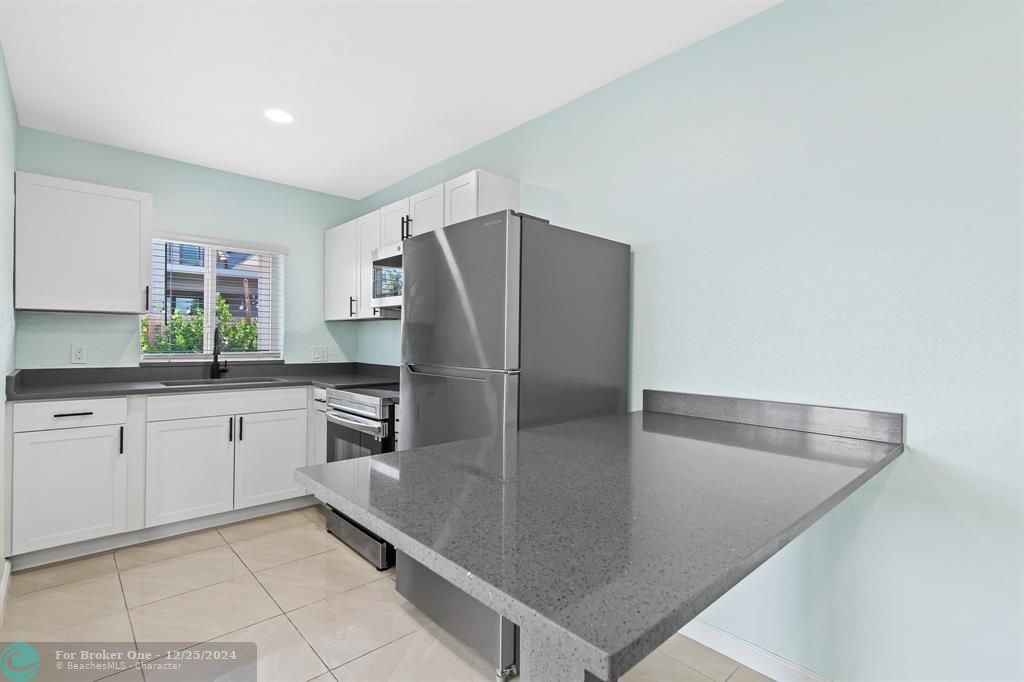 For Sale: $2,700 (2 beds, 2 baths, 838 Square Feet)