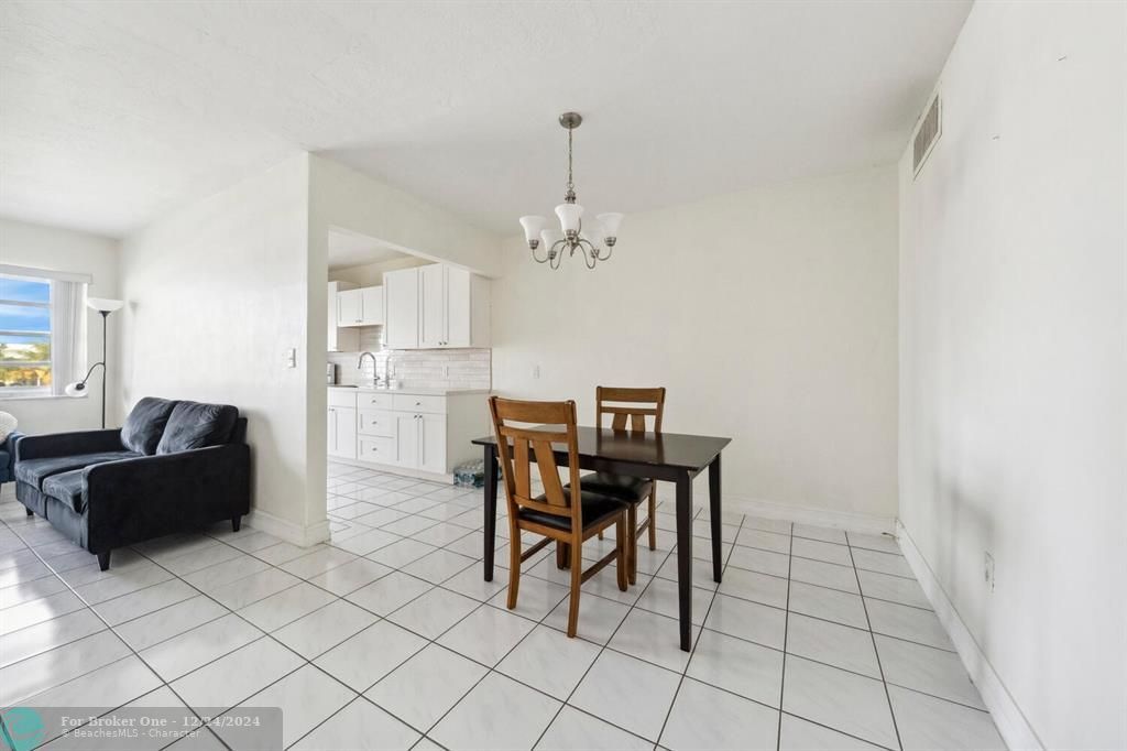 For Sale: $140,000 (1 beds, 1 baths, 711 Square Feet)