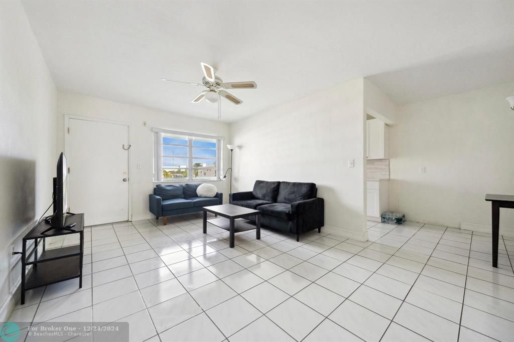 For Sale: $140,000 (1 beds, 1 baths, 711 Square Feet)