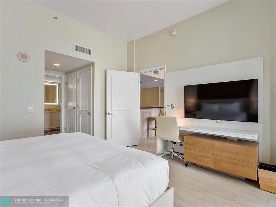 For Sale: $329,000 (1 beds, 1 baths, 906 Square Feet)