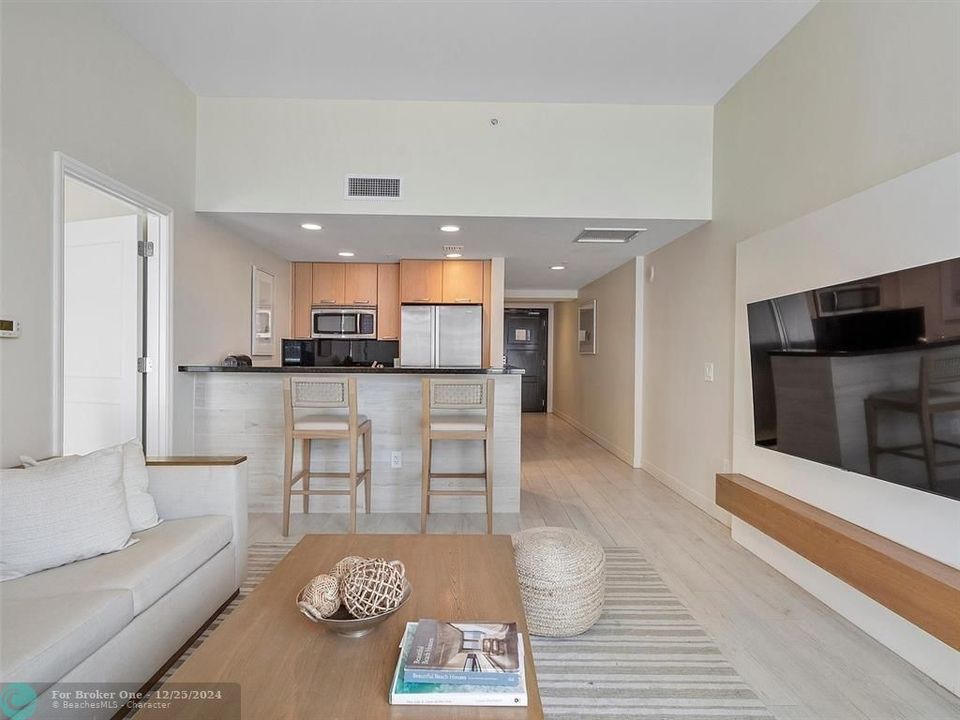 For Sale: $329,000 (1 beds, 1 baths, 906 Square Feet)