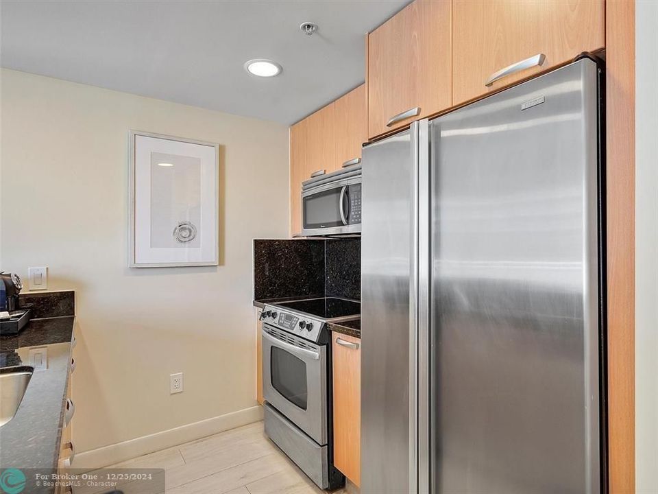 For Sale: $329,000 (1 beds, 1 baths, 906 Square Feet)