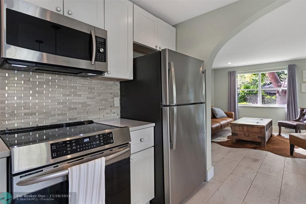 For Sale: $579,900 (2 beds, 1 baths, 1026 Square Feet)