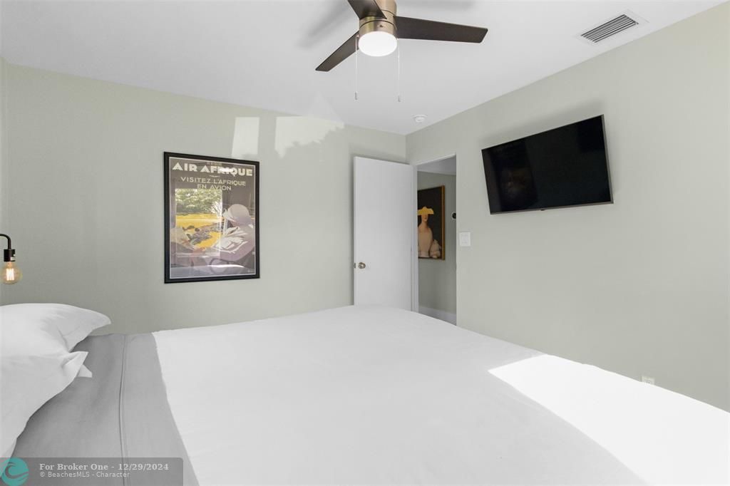 For Sale: $579,900 (2 beds, 1 baths, 1026 Square Feet)