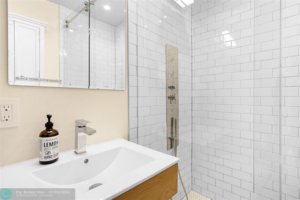 For Sale: $579,900 (2 beds, 1 baths, 1026 Square Feet)