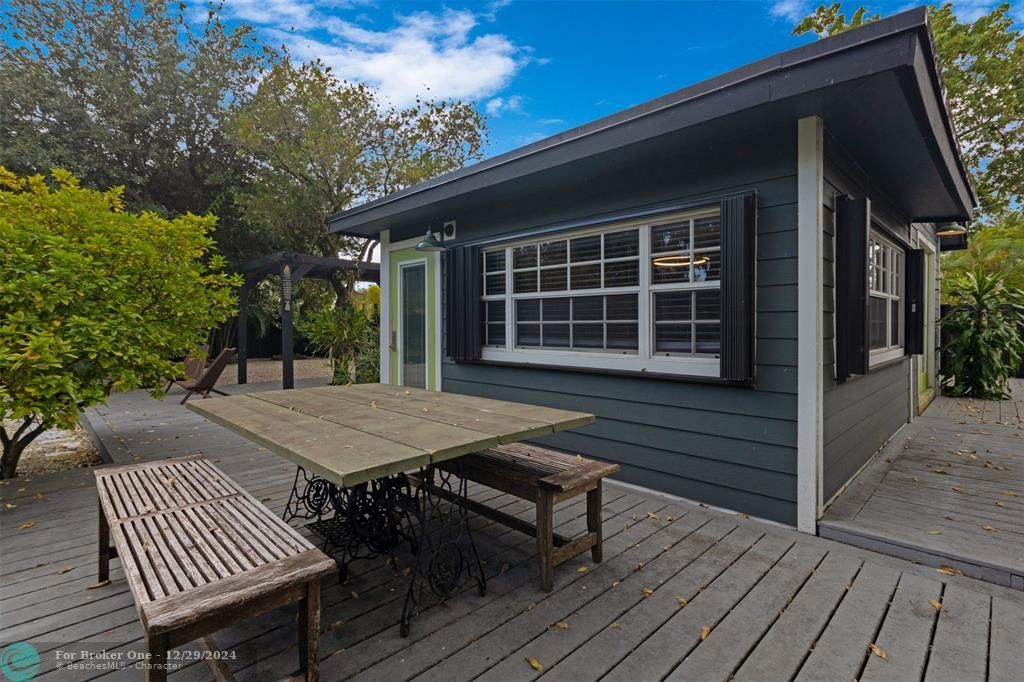 For Sale: $579,900 (2 beds, 1 baths, 1026 Square Feet)