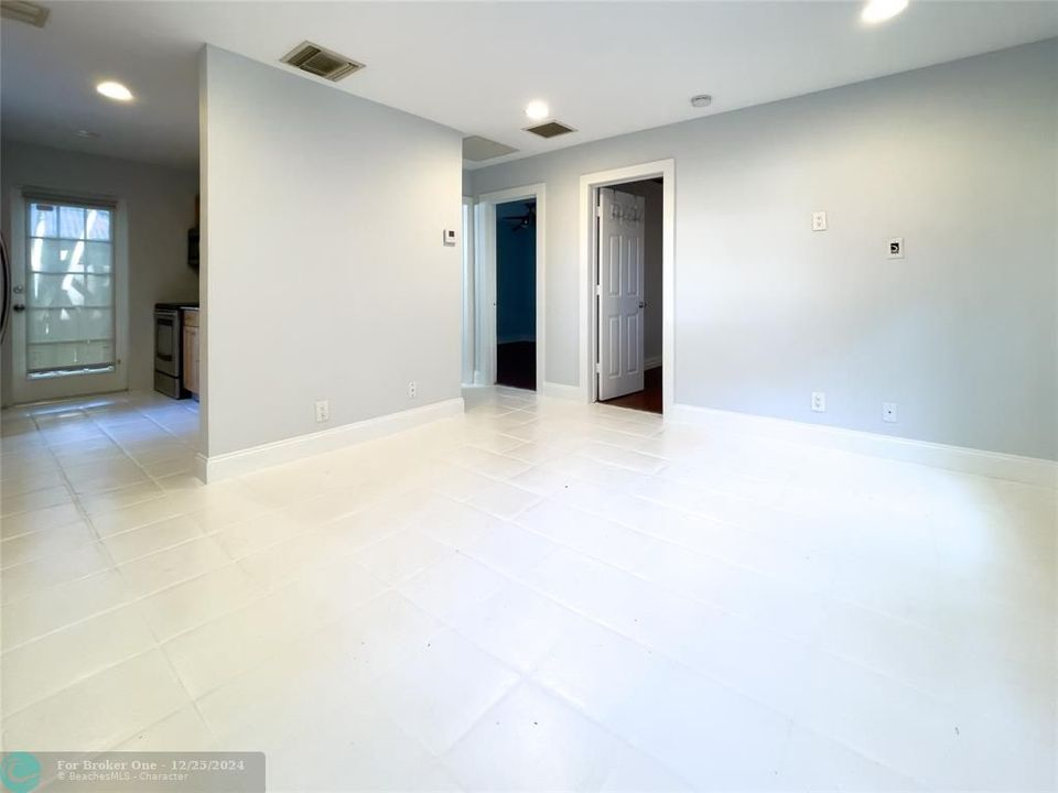 For Sale: $2,300 (2 beds, 1 baths, 1344 Square Feet)