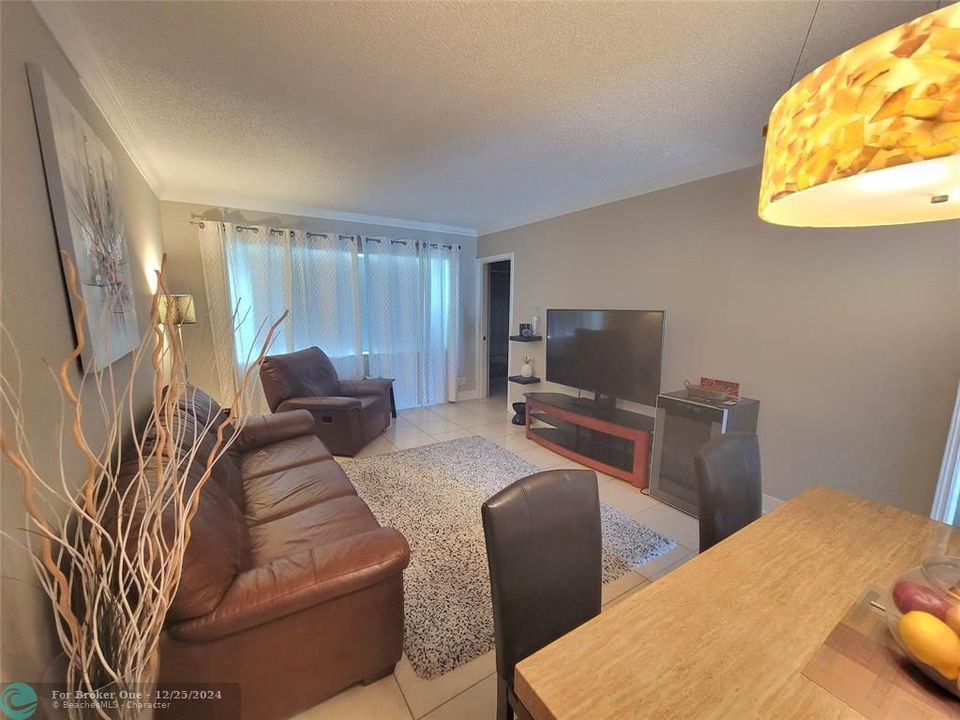 For Sale: $135,000 (1 beds, 1 baths, 684 Square Feet)