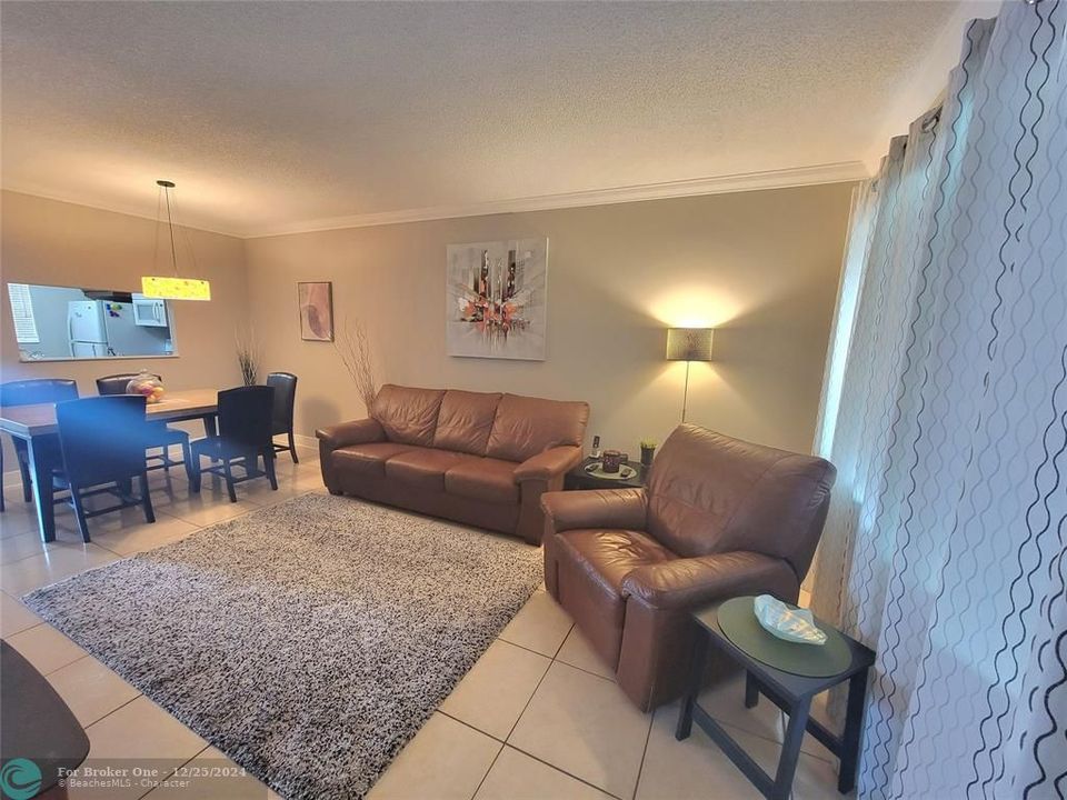 For Sale: $135,000 (1 beds, 1 baths, 684 Square Feet)