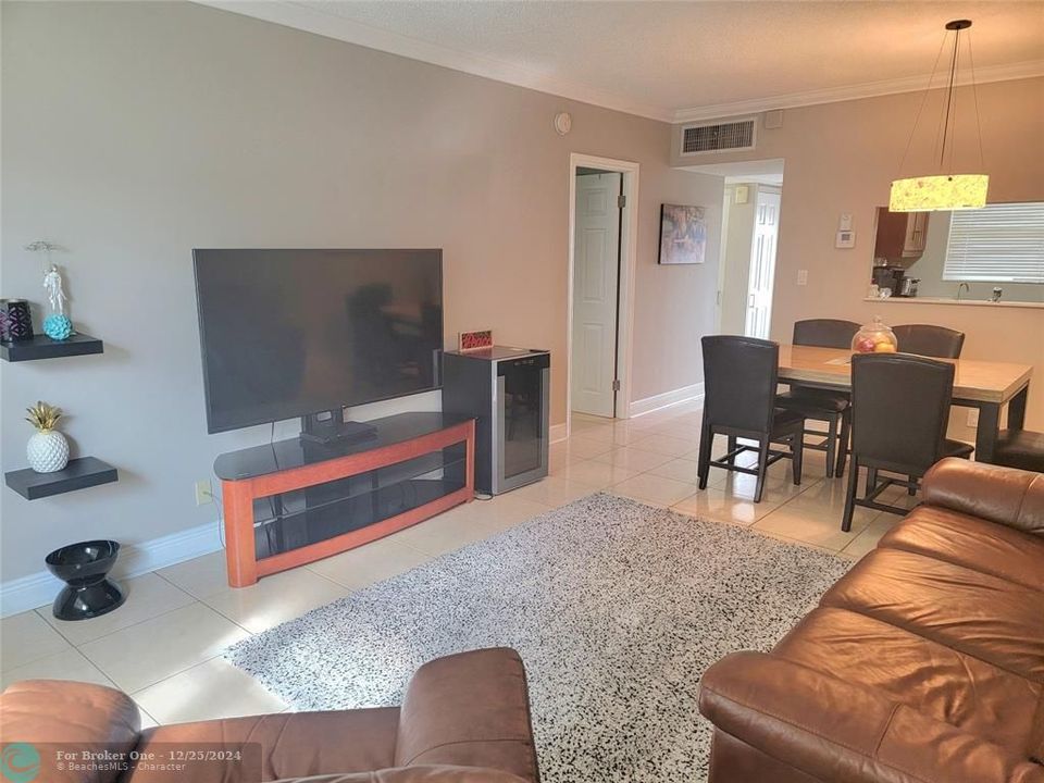 For Sale: $135,000 (1 beds, 1 baths, 684 Square Feet)