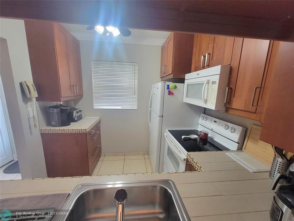 For Sale: $135,000 (1 beds, 1 baths, 684 Square Feet)