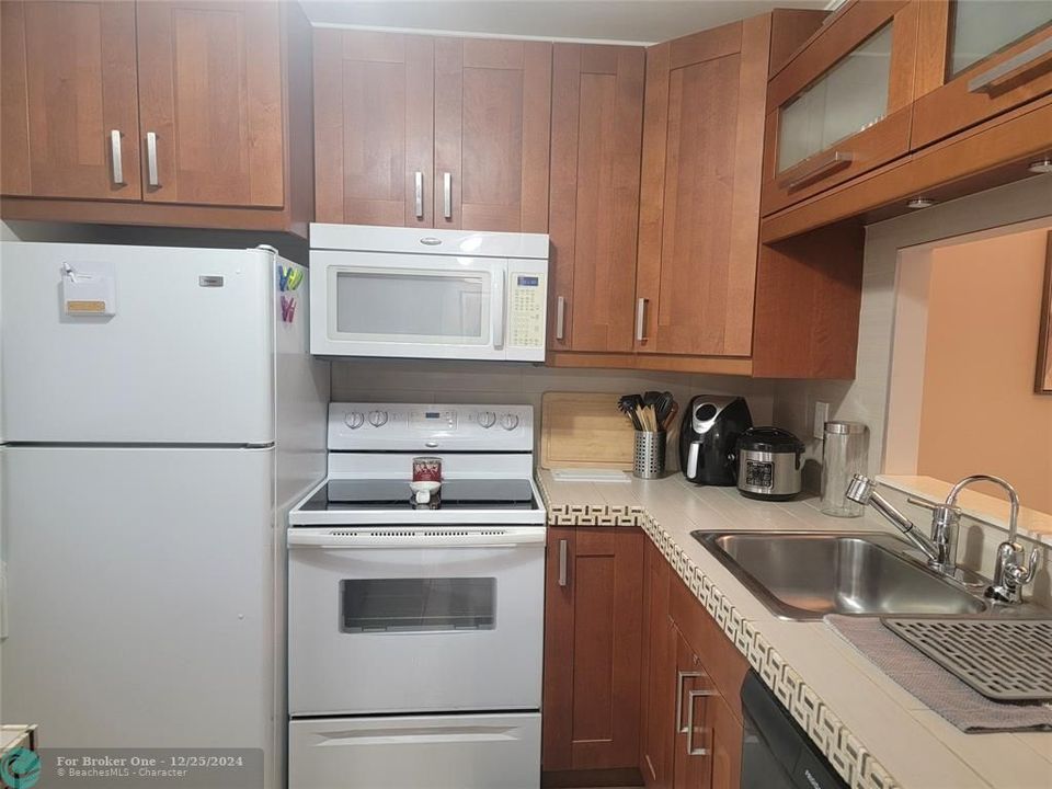 For Sale: $135,000 (1 beds, 1 baths, 684 Square Feet)