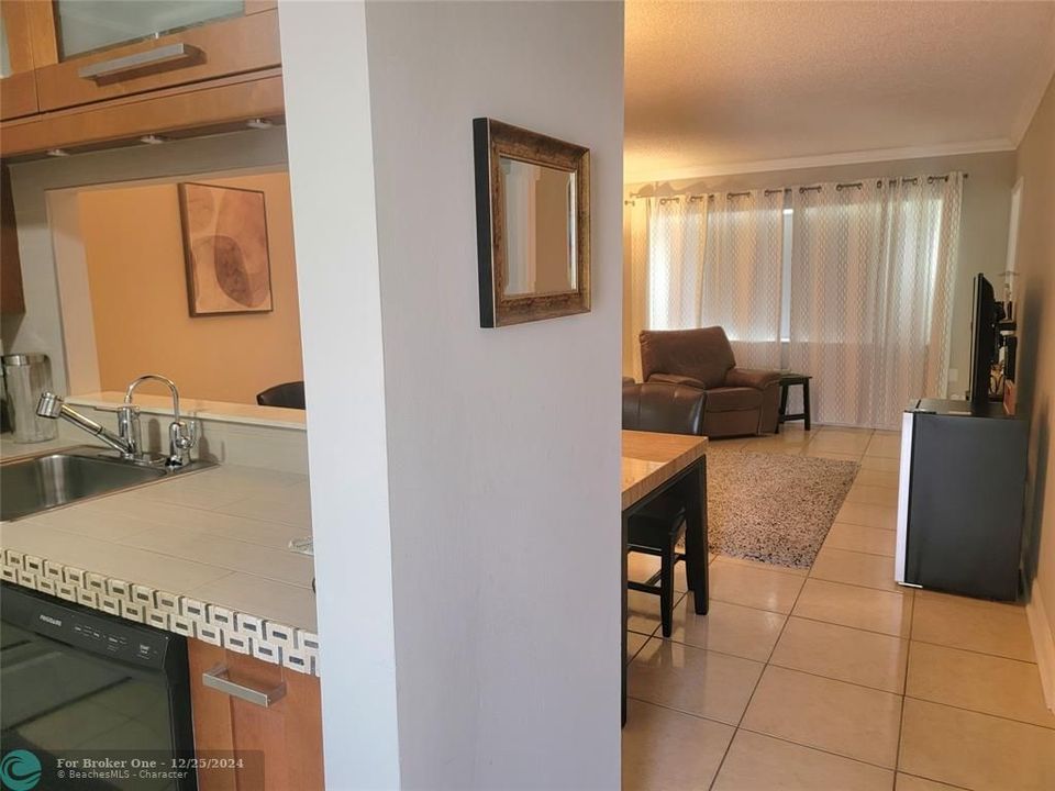 For Sale: $135,000 (1 beds, 1 baths, 684 Square Feet)