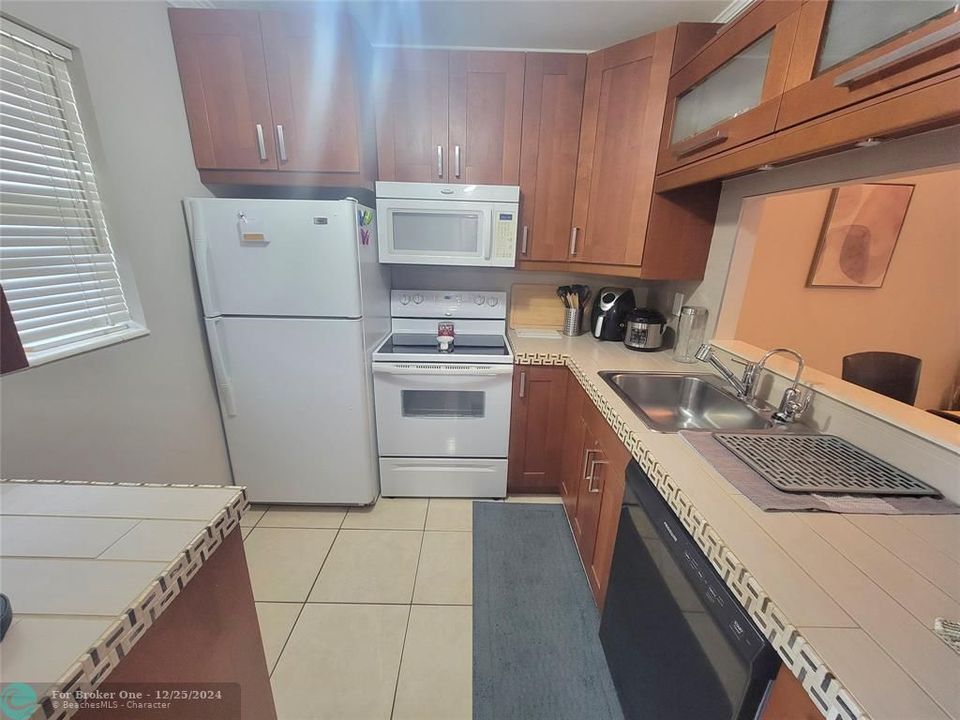 For Sale: $135,000 (1 beds, 1 baths, 684 Square Feet)