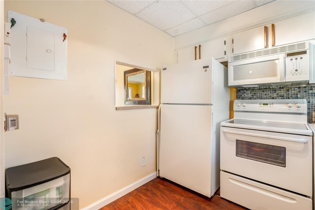 For Sale: $115,000 (1 beds, 1 baths, 630 Square Feet)