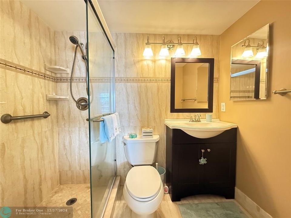 For Sale: $159,000 (1 beds, 1 baths, 719 Square Feet)