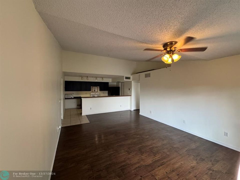 For Rent: $1,800 (2 beds, 1 baths, 939 Square Feet)