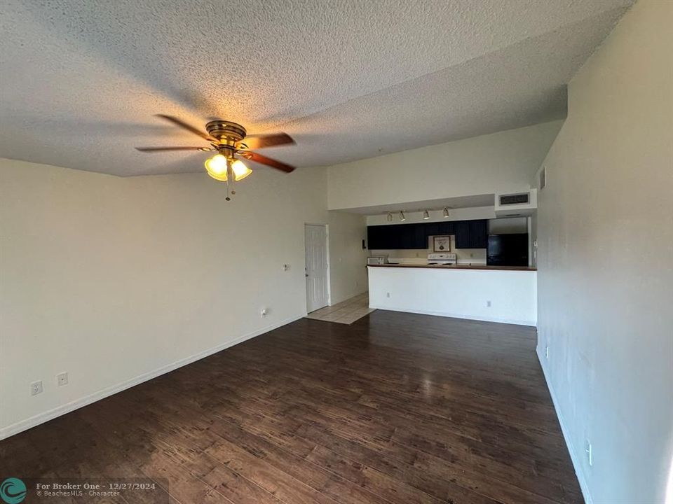 For Rent: $1,800 (2 beds, 1 baths, 939 Square Feet)