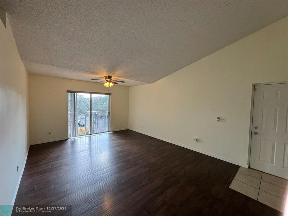 For Rent: $1,800 (2 beds, 1 baths, 939 Square Feet)