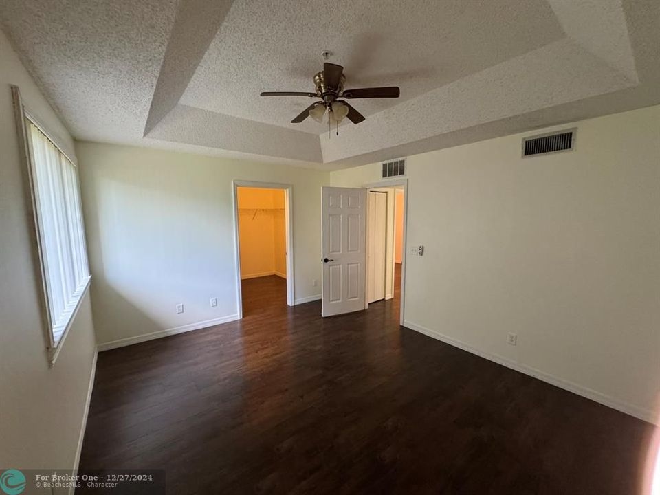 For Rent: $1,800 (2 beds, 1 baths, 939 Square Feet)