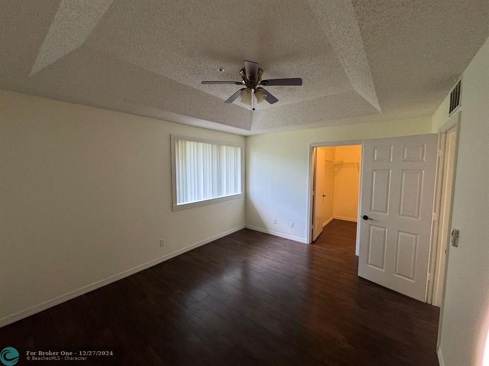 For Rent: $1,800 (2 beds, 1 baths, 939 Square Feet)