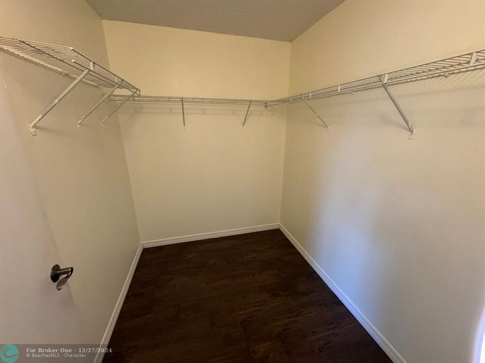 For Rent: $1,800 (2 beds, 1 baths, 939 Square Feet)