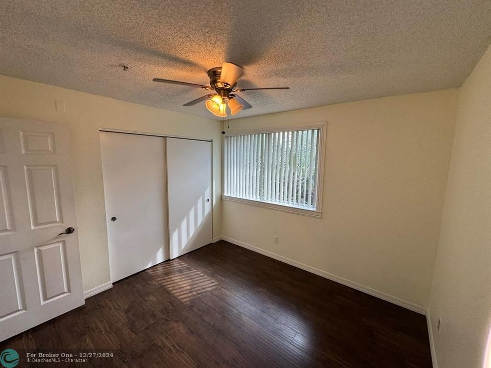 For Rent: $1,800 (2 beds, 1 baths, 939 Square Feet)