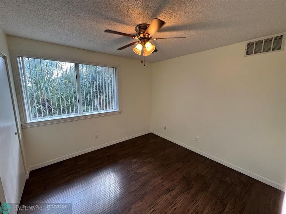 For Rent: $1,800 (2 beds, 1 baths, 939 Square Feet)