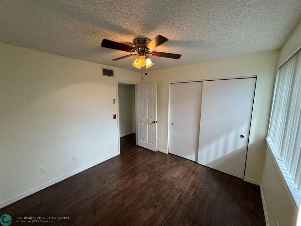 For Rent: $1,800 (2 beds, 1 baths, 939 Square Feet)