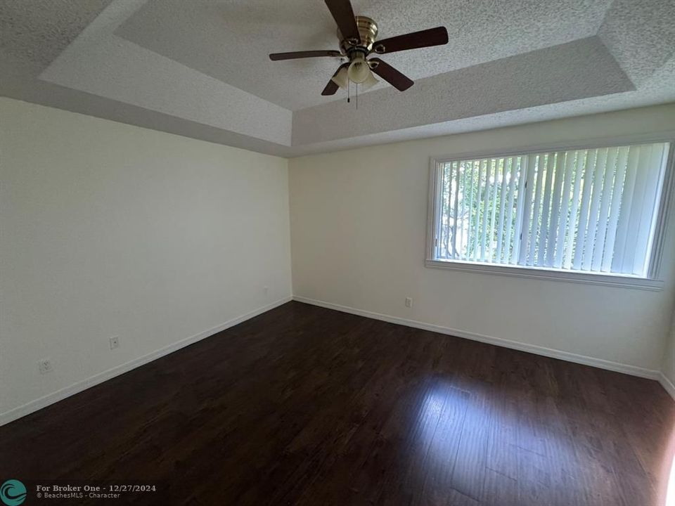 For Rent: $1,800 (2 beds, 1 baths, 939 Square Feet)