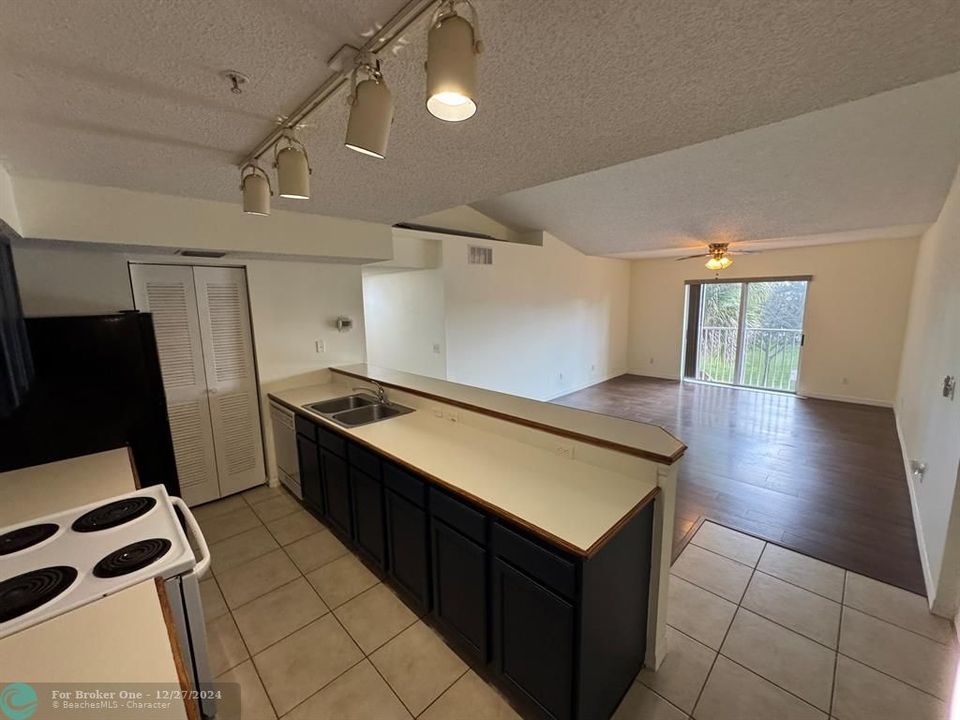 For Rent: $1,800 (2 beds, 1 baths, 939 Square Feet)