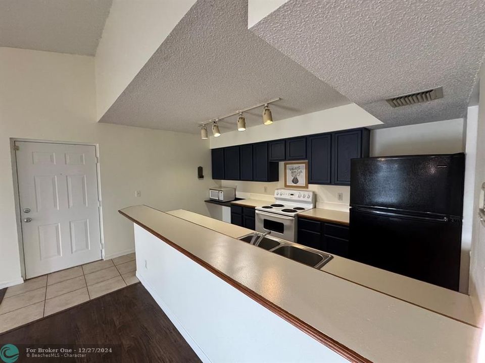 For Rent: $1,800 (2 beds, 1 baths, 939 Square Feet)