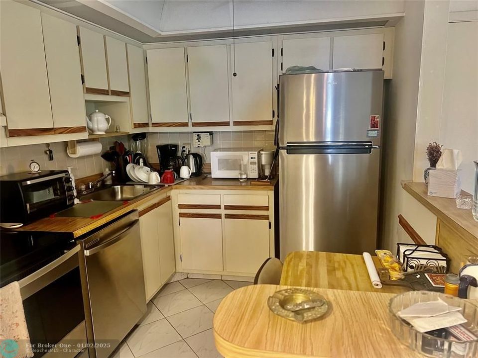 For Rent: $1,900 (2 beds, 2 baths, 827 Square Feet)