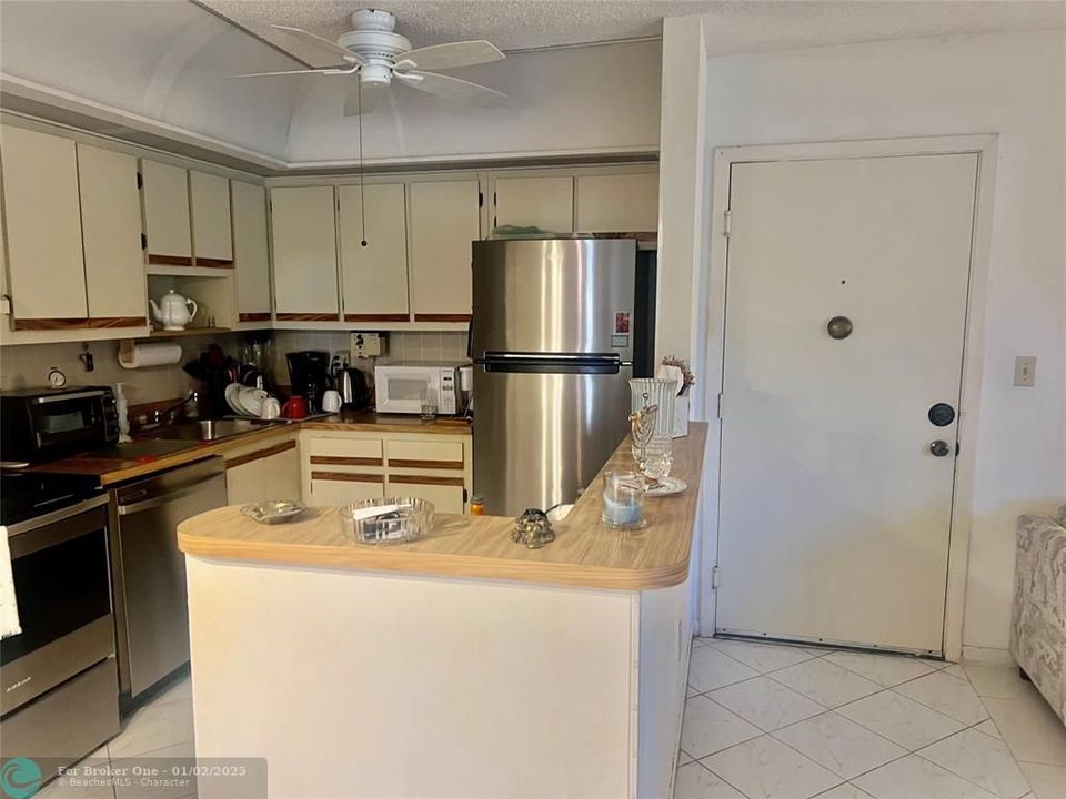 For Rent: $1,900 (2 beds, 2 baths, 827 Square Feet)