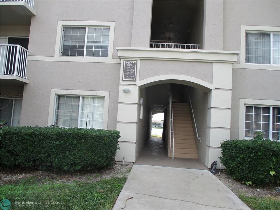 For Rent: $2,300 (2 beds, 2 baths, 1246 Square Feet)