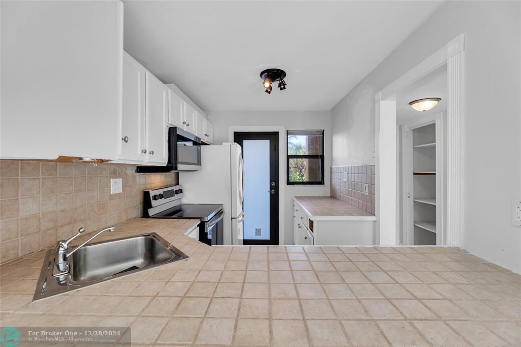 For Sale: $349,900 (2 beds, 2 baths, 840 Square Feet)