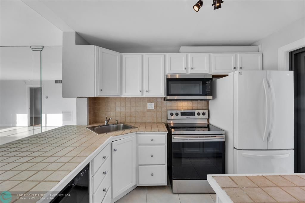 For Sale: $349,900 (2 beds, 2 baths, 840 Square Feet)