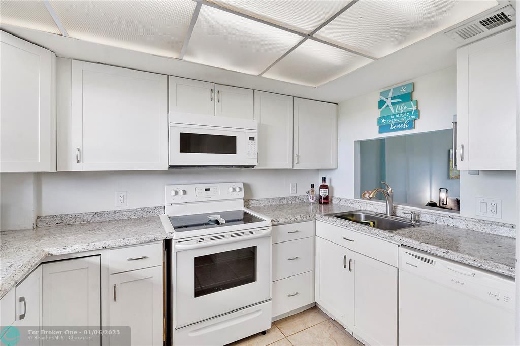 For Sale: $240,000 (2 beds, 2 baths, 975 Square Feet)