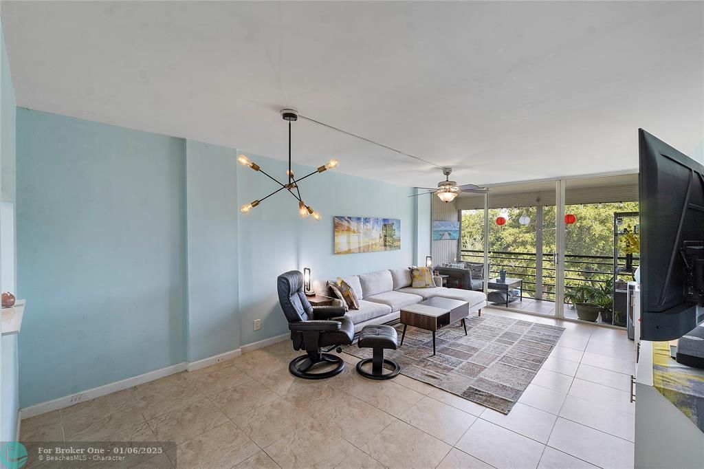 For Sale: $240,000 (2 beds, 2 baths, 975 Square Feet)