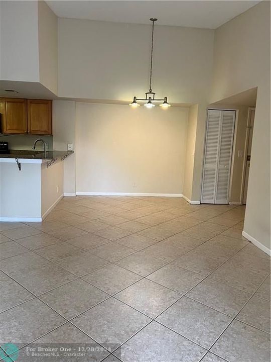 For Rent: $2,000 (2 beds, 2 baths, 965 Square Feet)