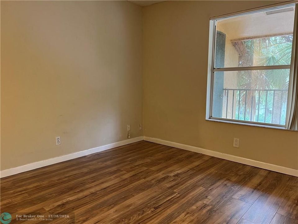 For Rent: $2,000 (2 beds, 2 baths, 965 Square Feet)