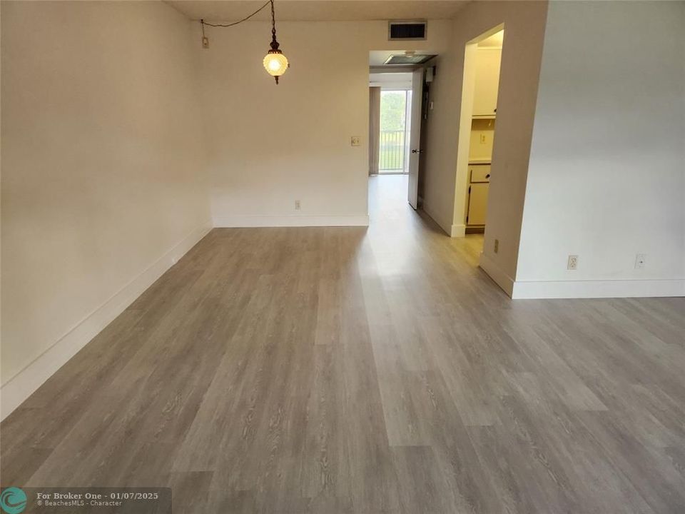 For Sale: $145,900 (1 beds, 1 baths, 811 Square Feet)