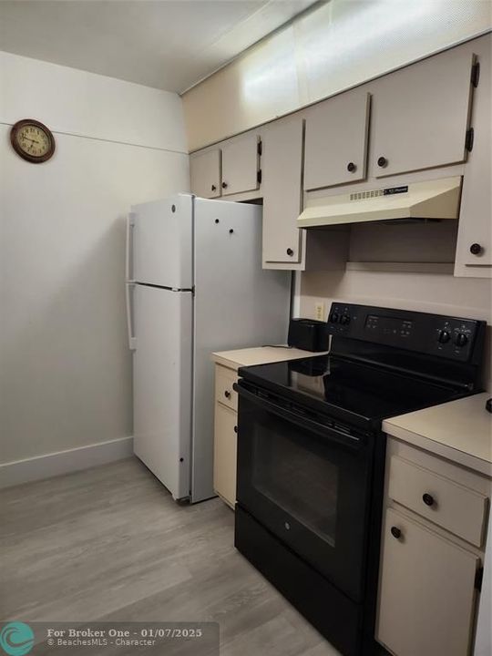 For Sale: $145,900 (1 beds, 1 baths, 811 Square Feet)