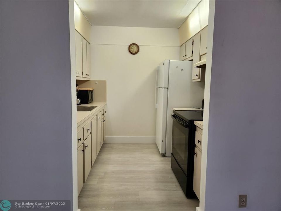 For Sale: $145,900 (1 beds, 1 baths, 811 Square Feet)